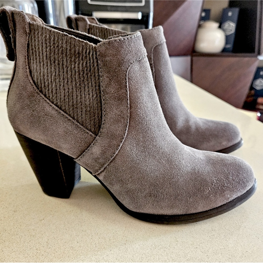 UGG women’s Cobie II sheepskin boots 8.5